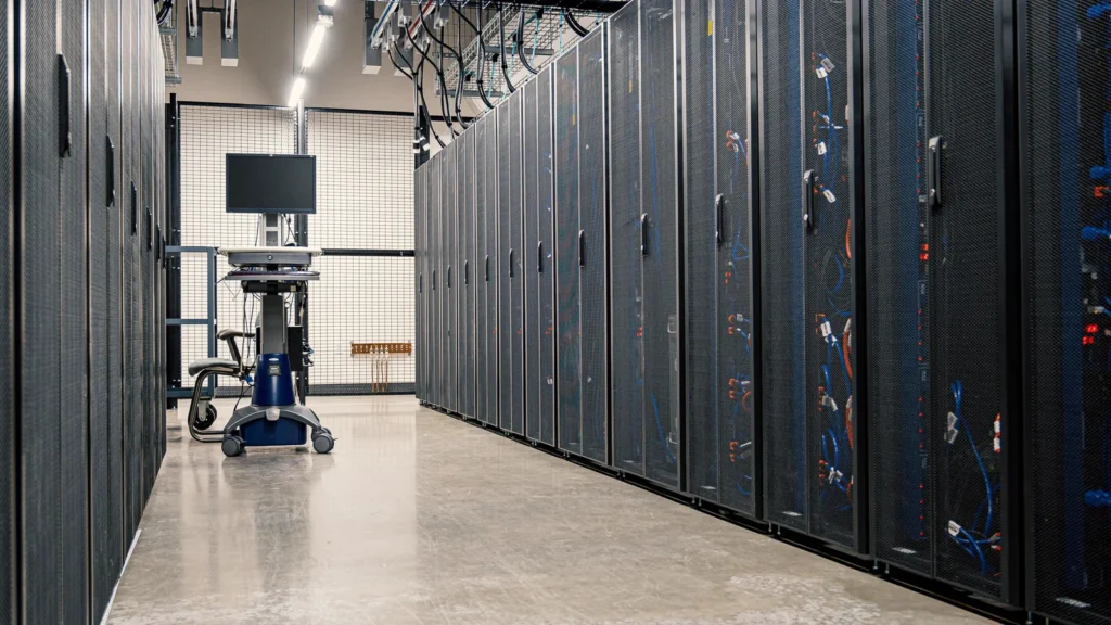 Server racks in a data centre supported by closed-loop cooling water